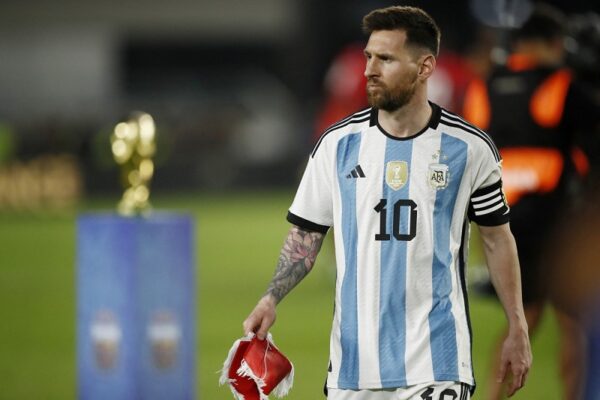 Messi được vinh danh sau trận thắng Curacao